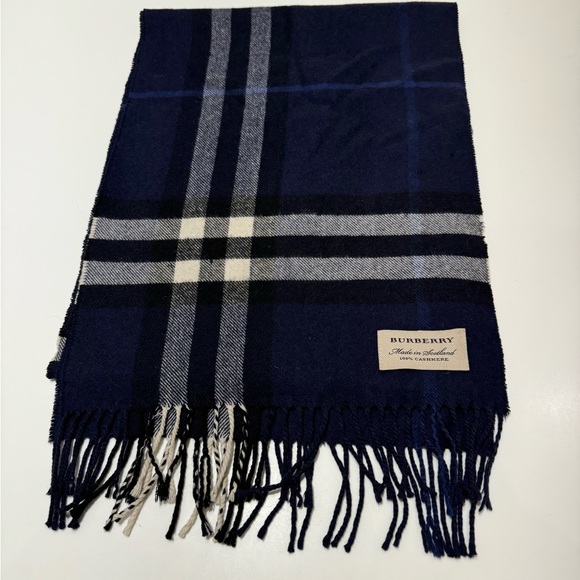 Burberry scarves authentic - Picture 4 of 11